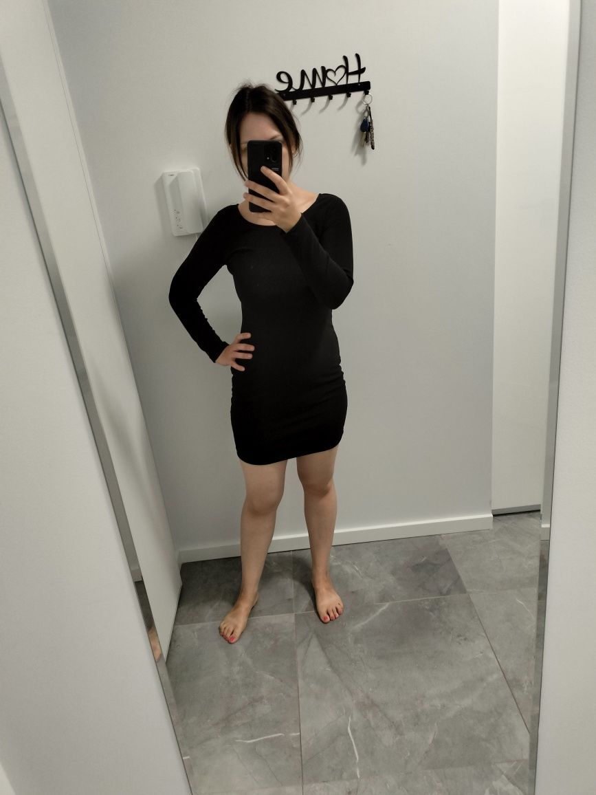 Czarna dopasowana sukienka