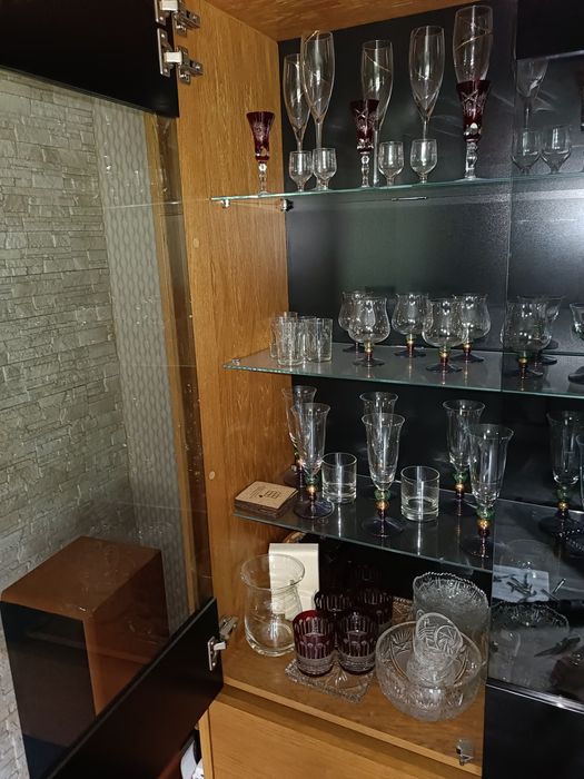 Elegancka witryna do salonu