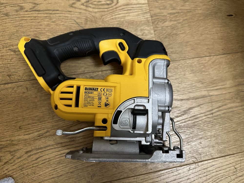 Лобзік Dewalt DCS331