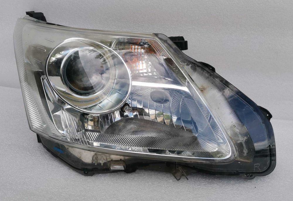 Фара правая Toyota Avensis T27 2008-2012г.в. оригинал