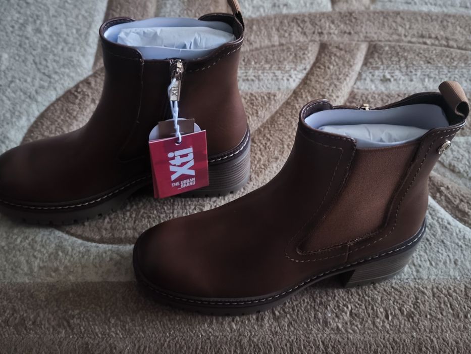 Botas curtas XTI novas