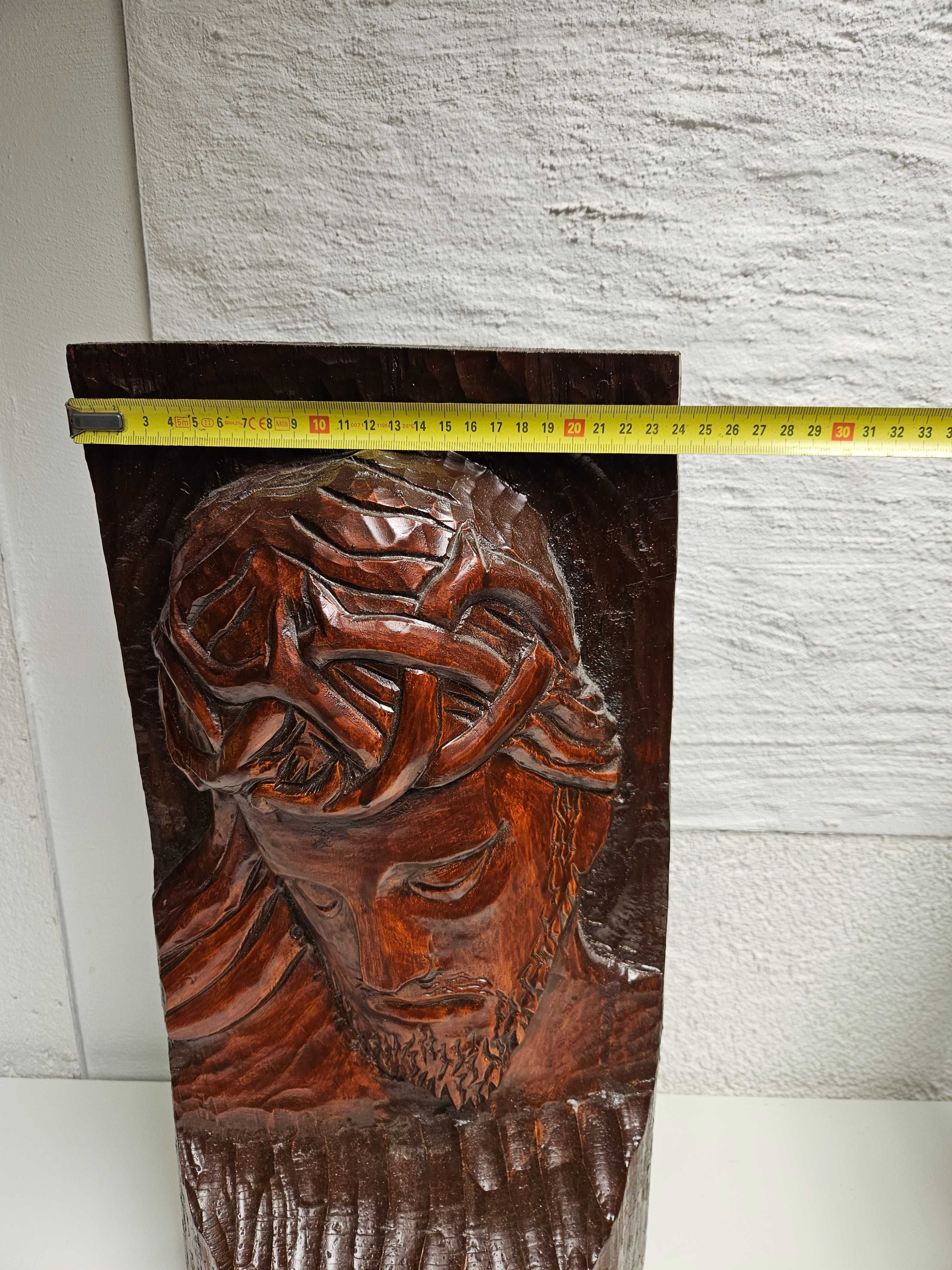 Stara ręcznie wykonana drewniana płaskorzeźba twarzy Chrystusa