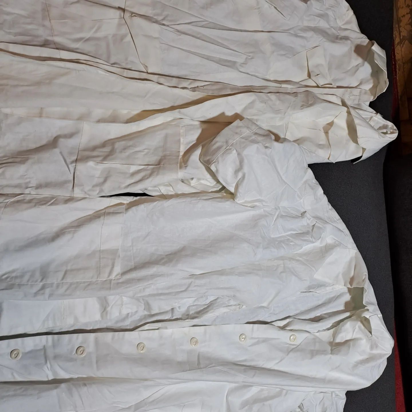 Халаты белые новые 2 шт  за 150 гривен.