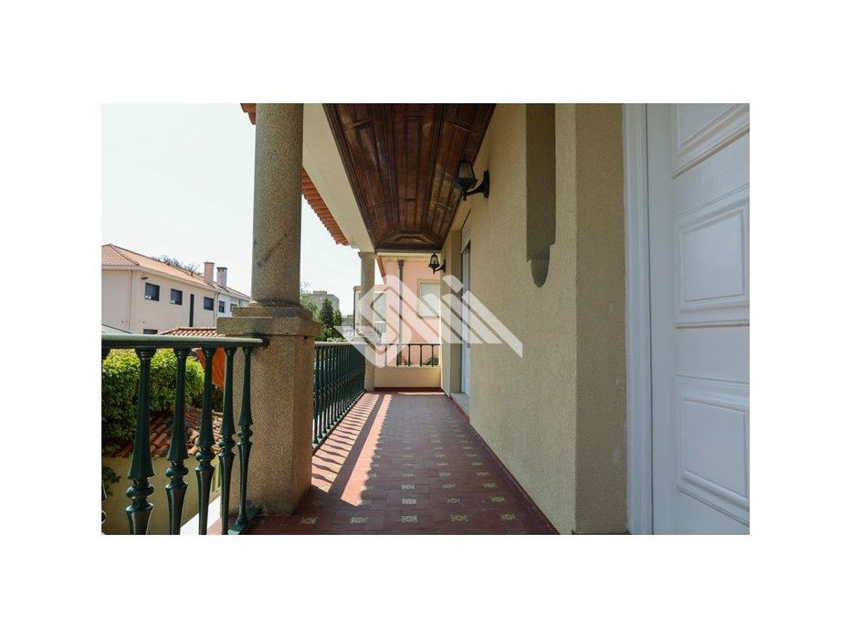 Moradia T5 c/Jardim Campo Alegre