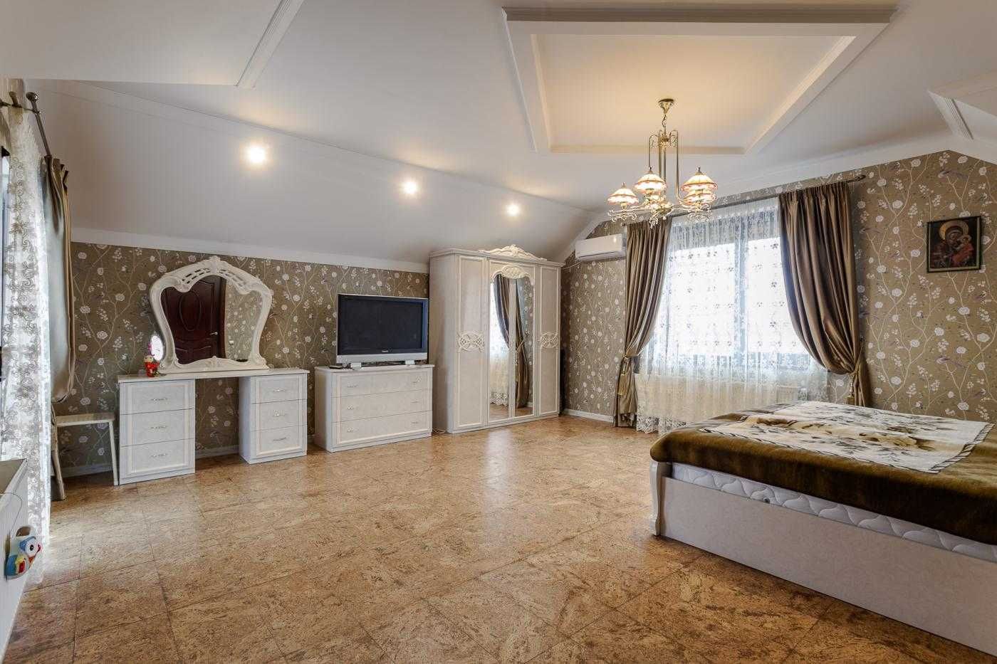 Будинок з басейном в с. Великі Дмитровичі, Новообухівська трасса