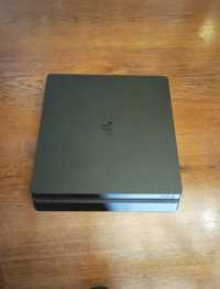 PlayStation 4 para venda, com os seus controladores, fones e viedeojog