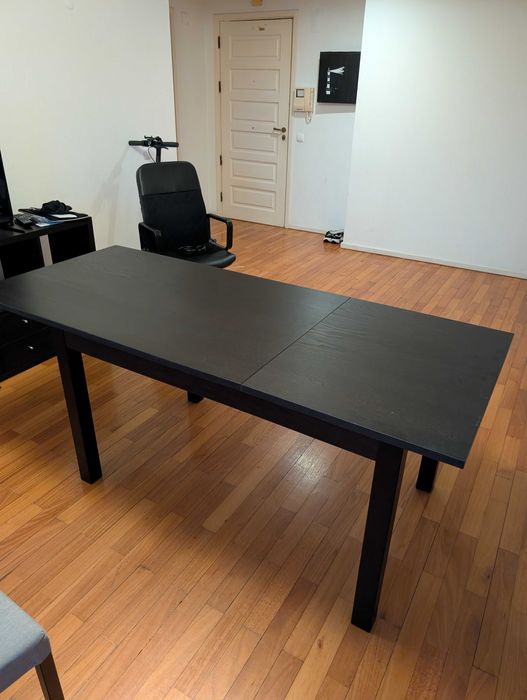 Mesa extensível Nasinge e cadeiras