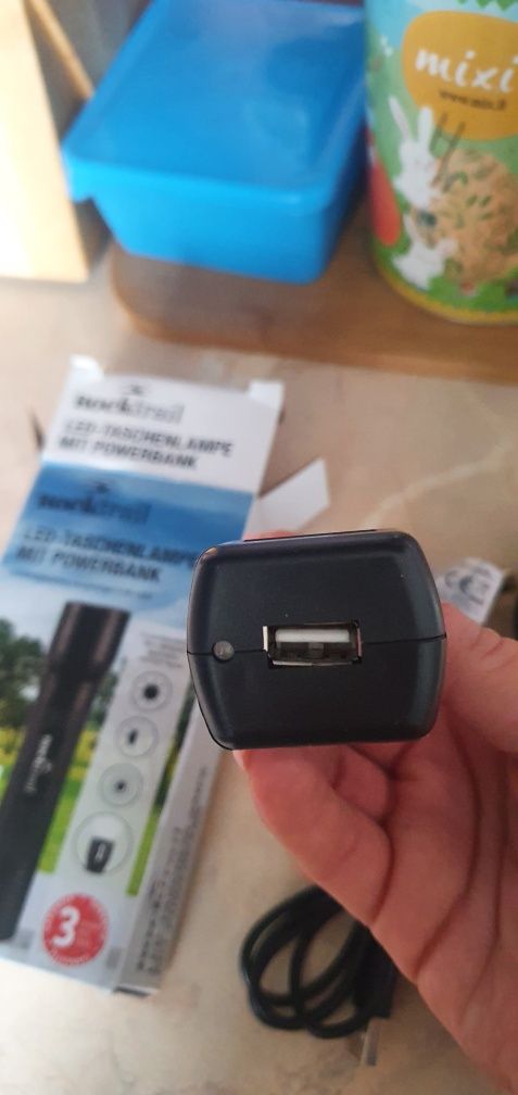 Latarka z powerbankiem