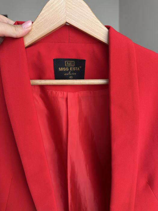 Червоний піджак трендового крою