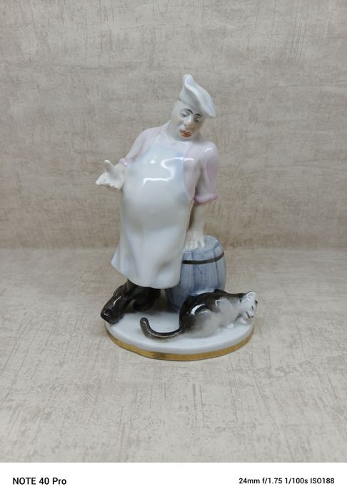 Łomonosow, porcelanowa figurka kota i kucharza.
