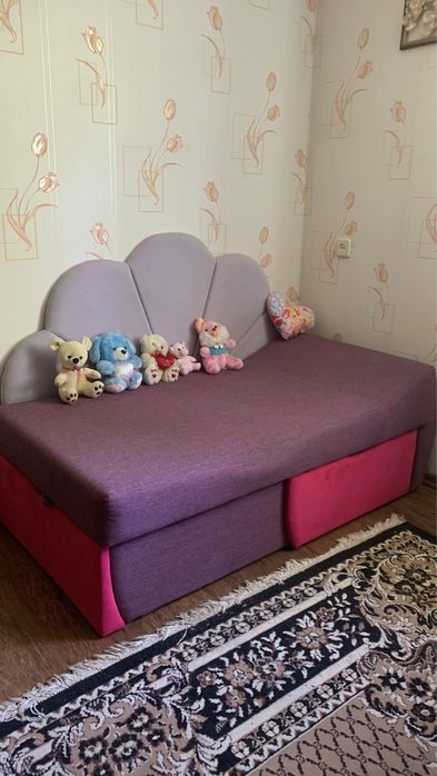 Продається диван для дівчинки в доброму стані,як новий