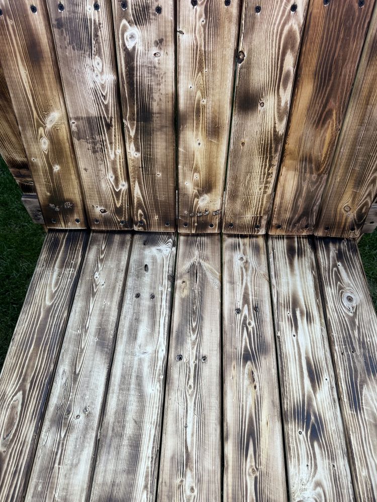 Fotele z drewna podpalanego