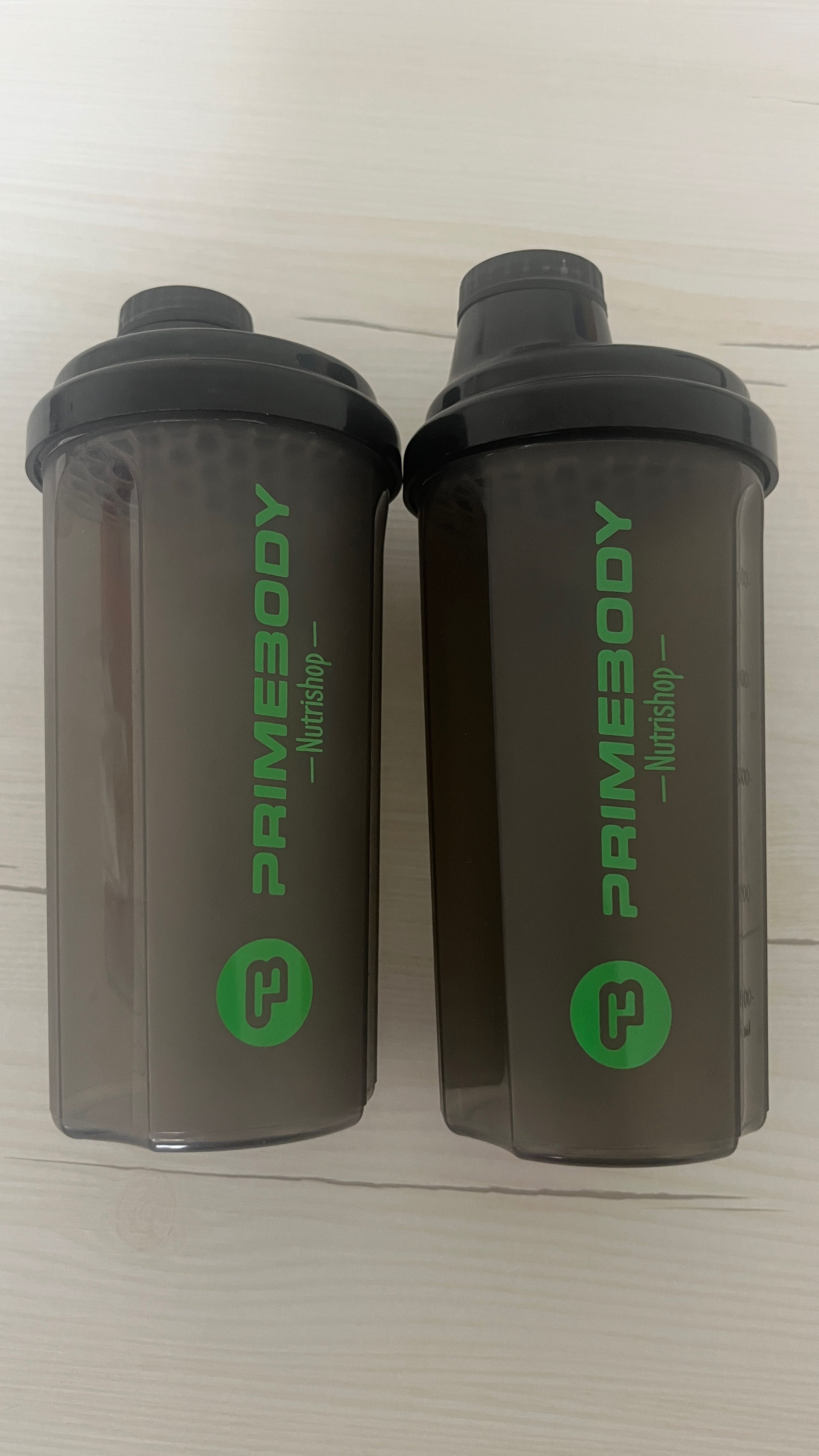 Dois shakers de proteína da marca Primebody