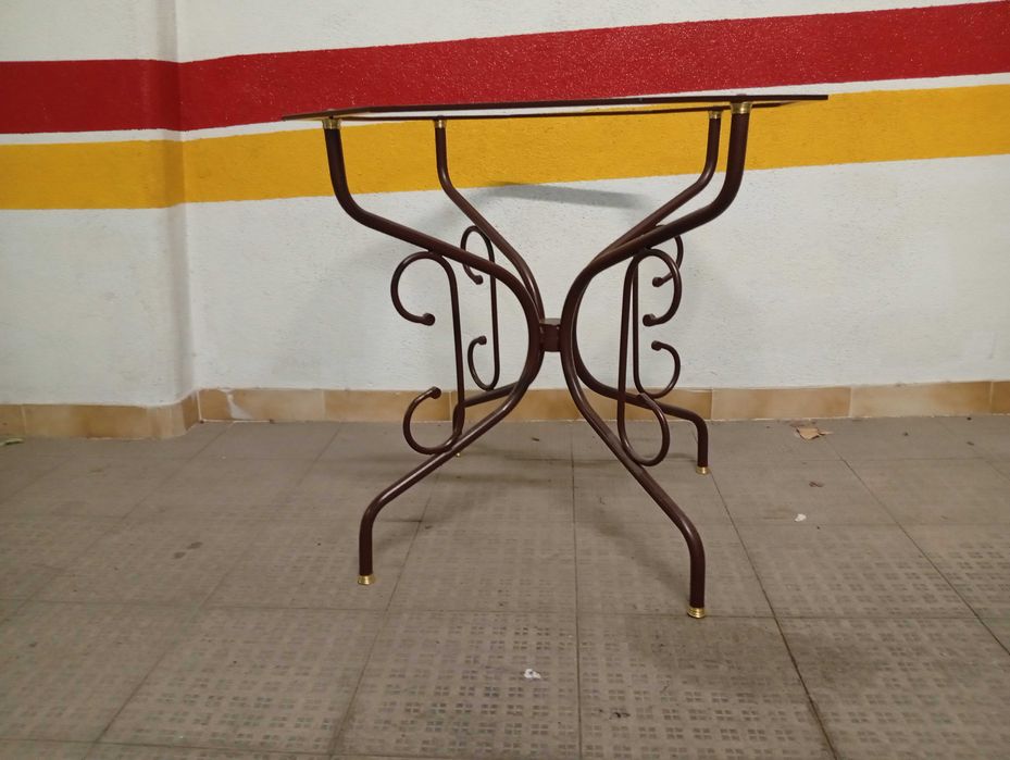 Mesa (em ferro forjado) de sala com tampo de vidro; 6 cadeiras