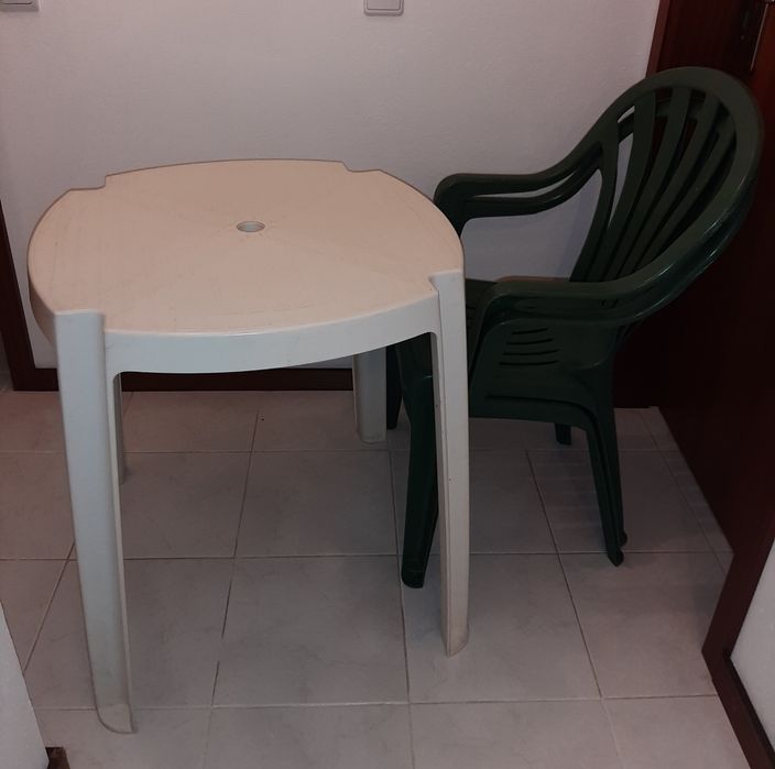 Mesa e 2 cadeiras plástico jardim.