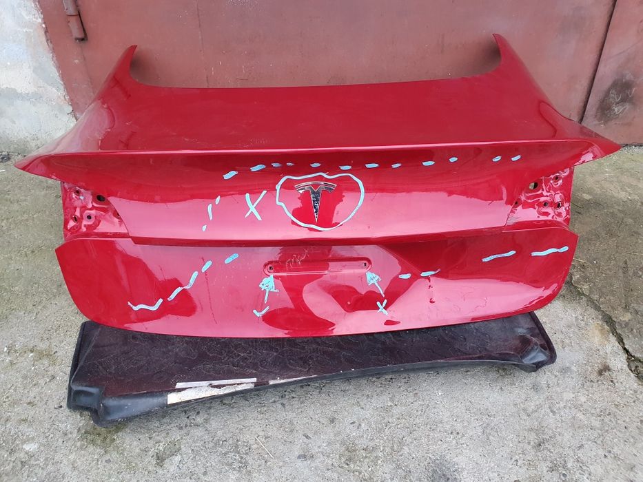 Продам кришку багажника (кляпа) до Tesla Model 3