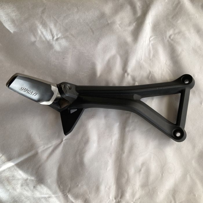 Ducati Monster 2018 задня ліва пасажирська підніжка в зборі 82433001A