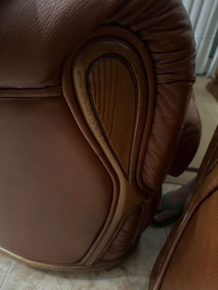 Sofa em pele com mandeira maciça
