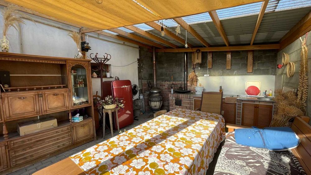 Продається будинок з ділянкою,банею. Зручна локація.