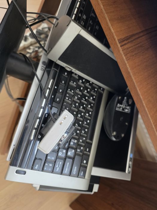 Стіл,крісло комп'ютерне,компютер.4000тис.