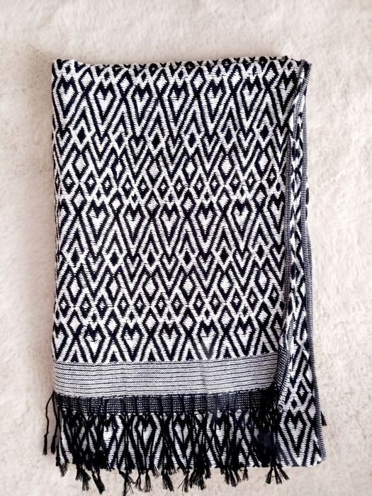 Piękny szal damski śliczny wzór