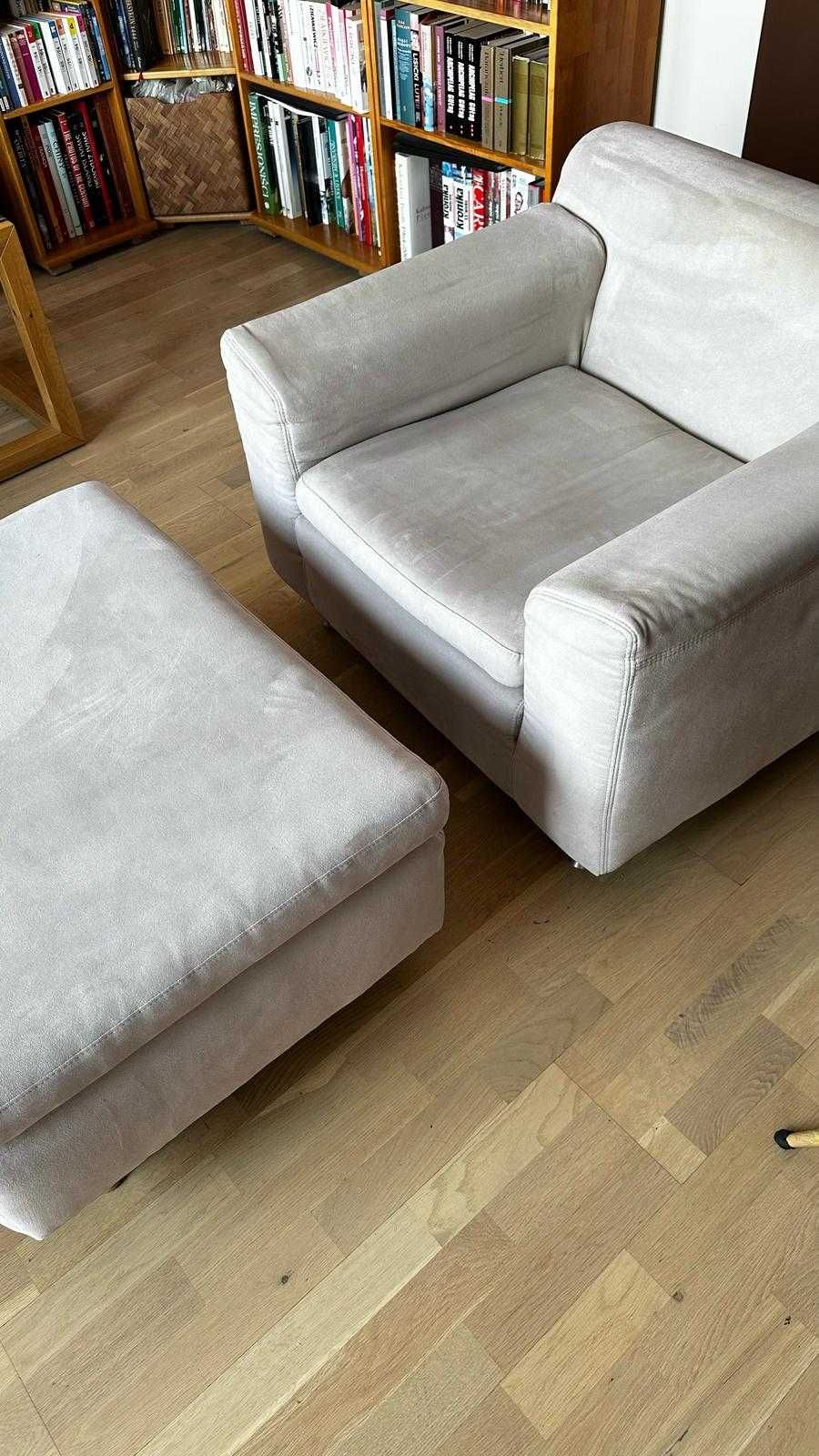 Wygodny jasnobeżowy fotel z dużą pufą/podnóżkiem - zestaw, stan dobry