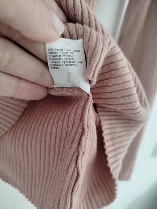 Sweterek z odkrytymi ramionami