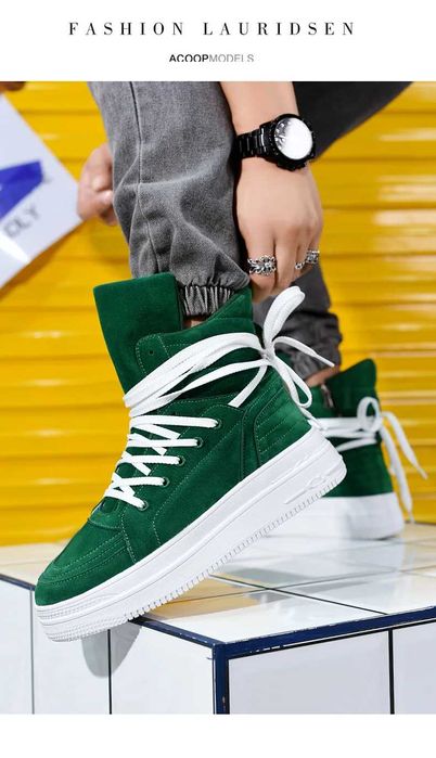 Стильні високі кросівки на шнурівці