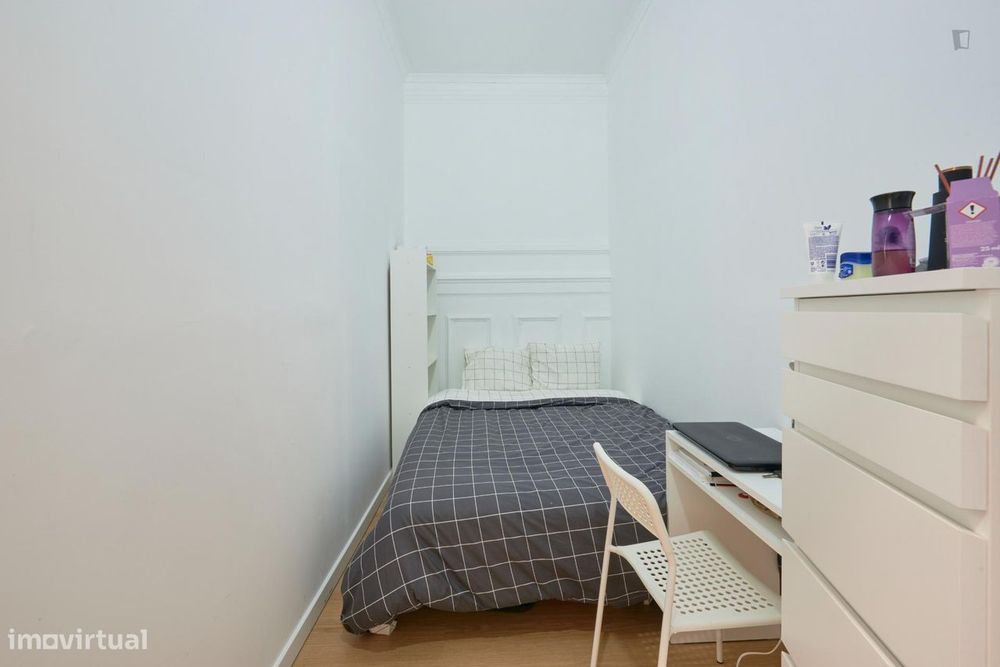 543698 - Quarto com cama de casal em...