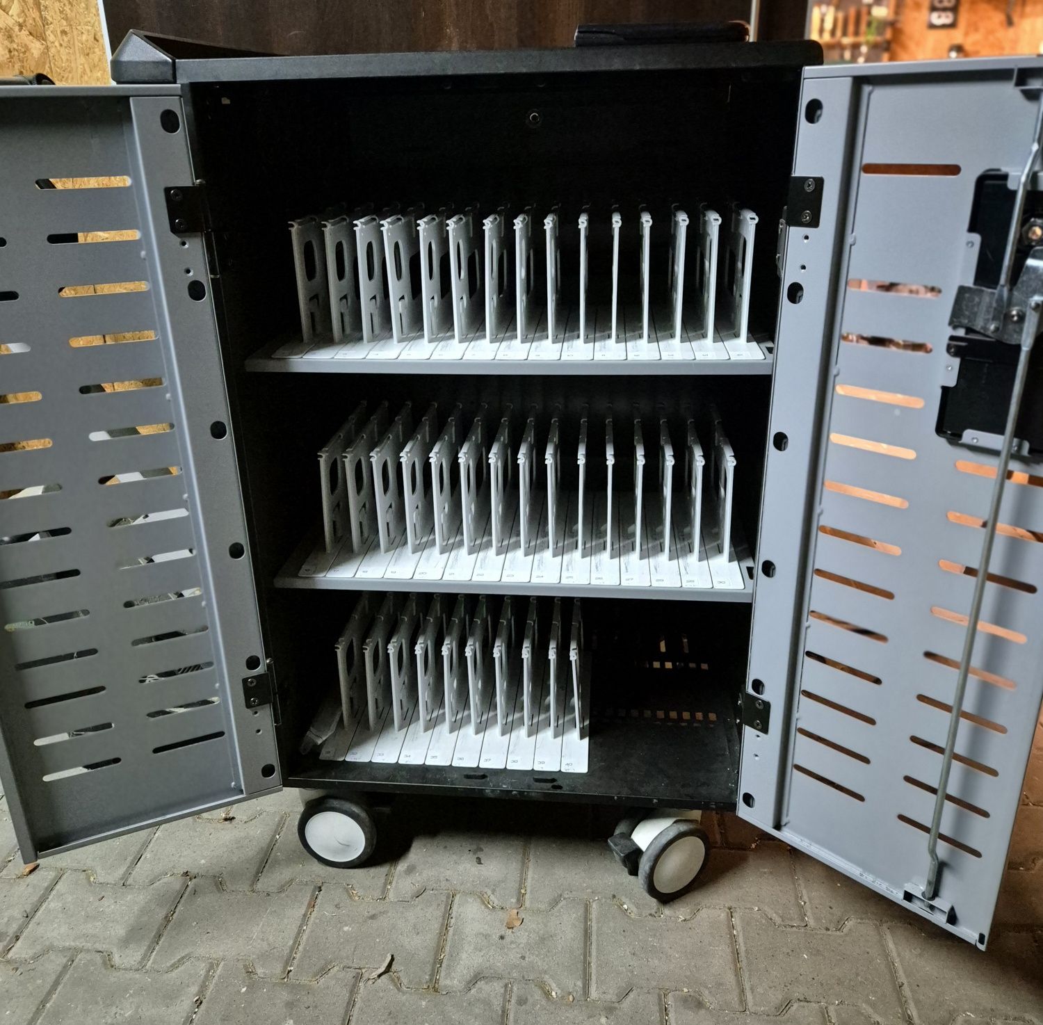 Ergotron zip40 Charging Cart wózek szafa do ładowania notebook laptop