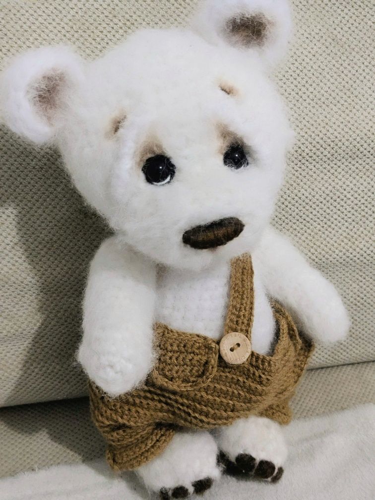 Miś w spodenkach amigurumi