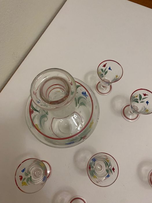 Copos de licor e garrafa pintados a mão vintage retro antigos