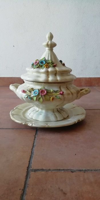 Terrina com tampa em Porcelana