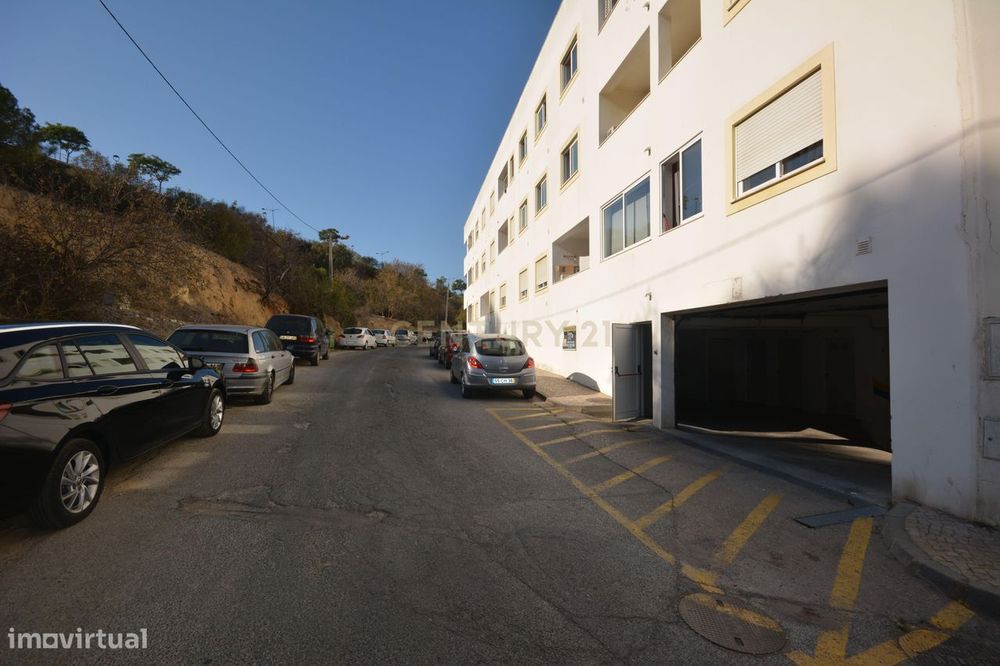 Espaço Para Armazém Ou Garagens Com 821 M2 Situado Na Baixa Albufeira