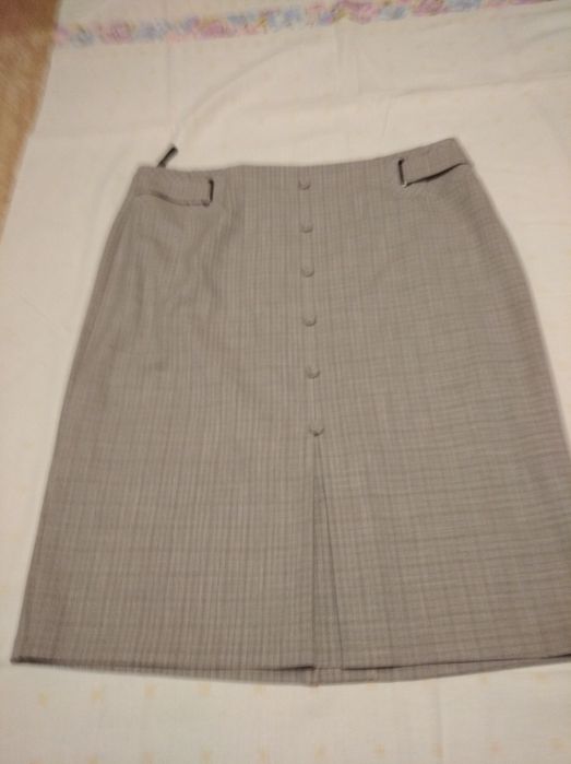 Світла спідниця в дрібну клітинку
