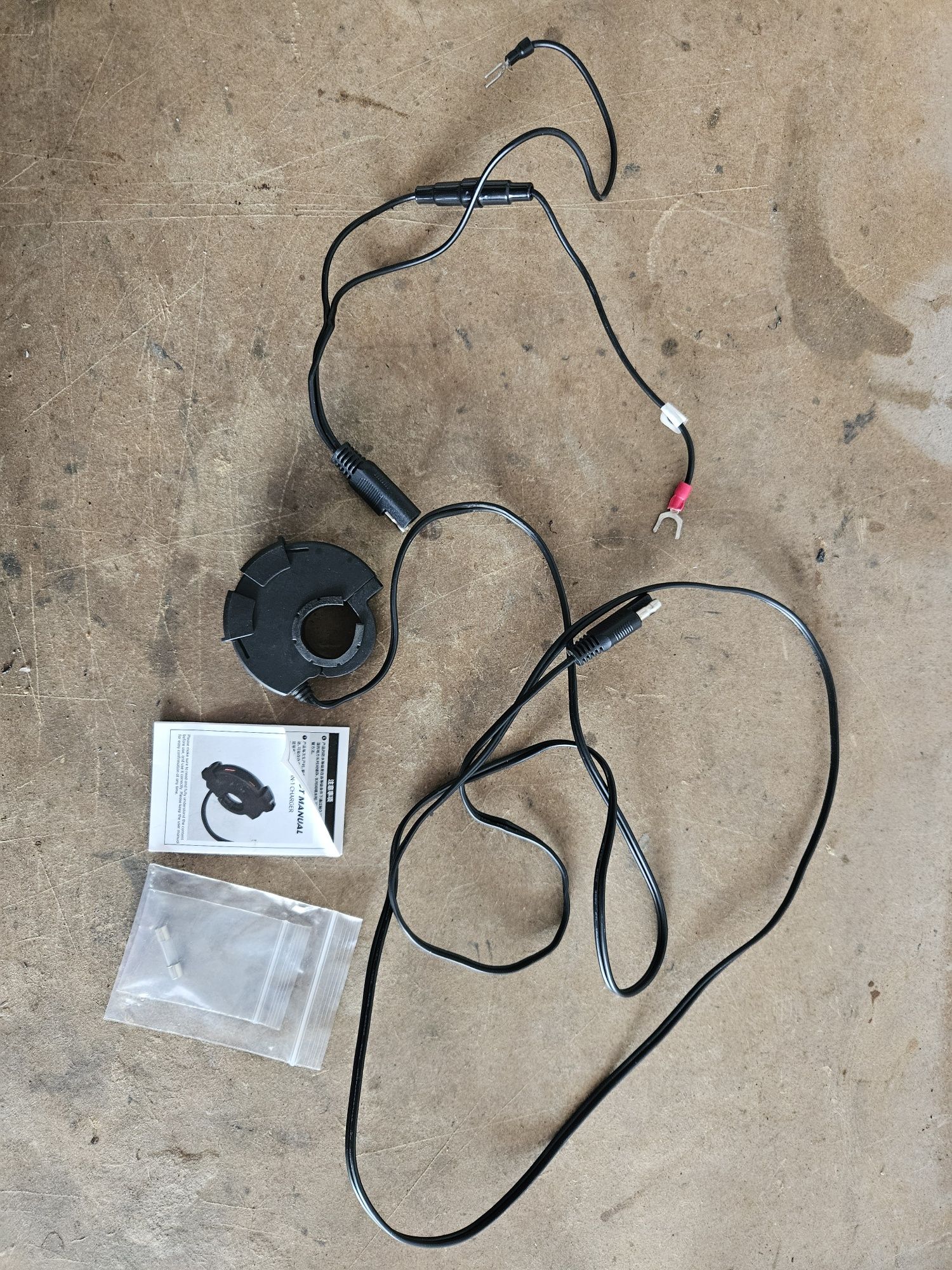 Carregador USB A e USB C para mota