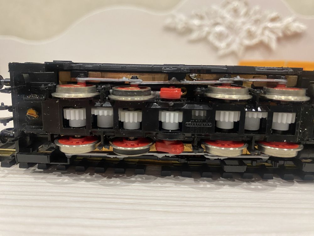 Ж д модель  тепловоза фирмы Piko  BR 106 1/87 HO Roco