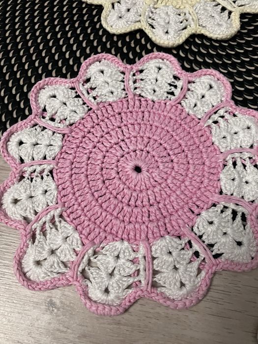 Serwetki wykonane na szydełku. 4 sztuki. Vintage