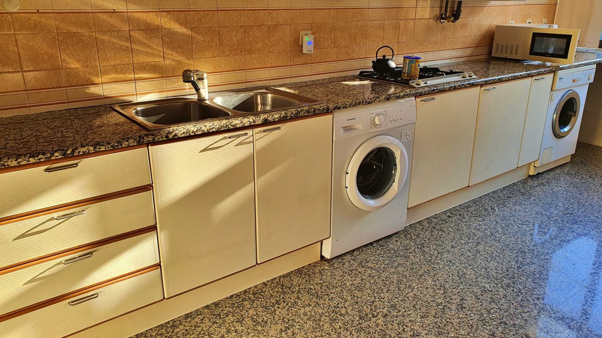 Quarto c/varanda só homens não fumadores tudo incluído 10mnt de Lisboa