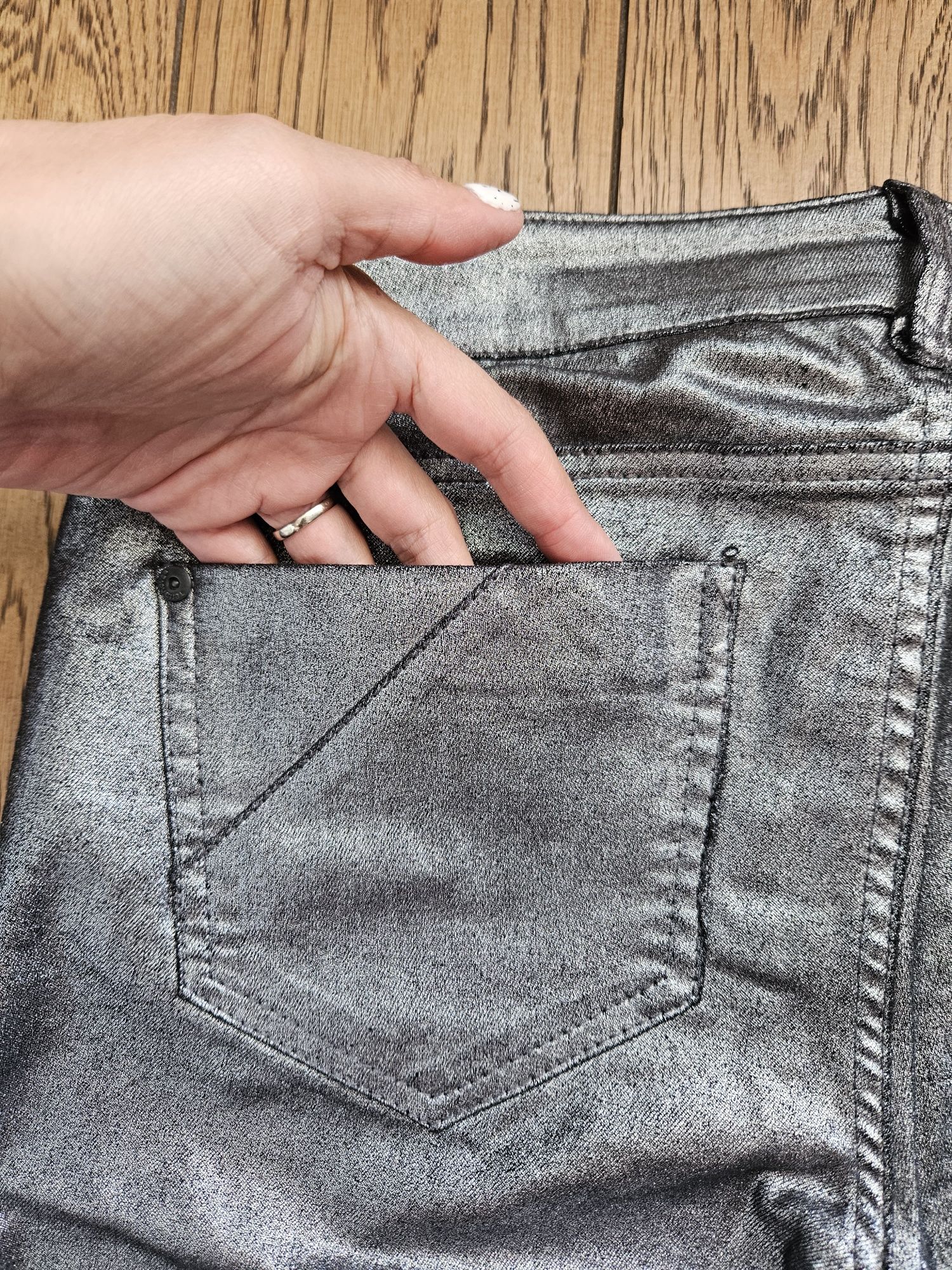 Nieużywane eleganckie spodnie damskie, rurki,srebrne,Terranova, rozm M