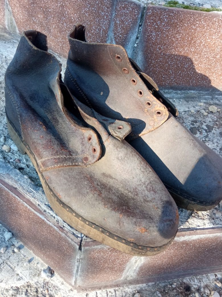 Buty muzealne ,drewniana podeszwa  do wystroju lokalu.