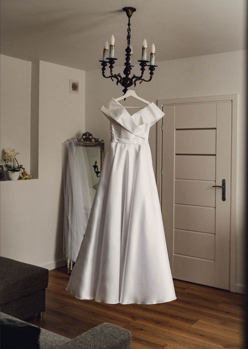 Suknia ślubna minimalistyczna tren panna młoda elegancka Pardyka