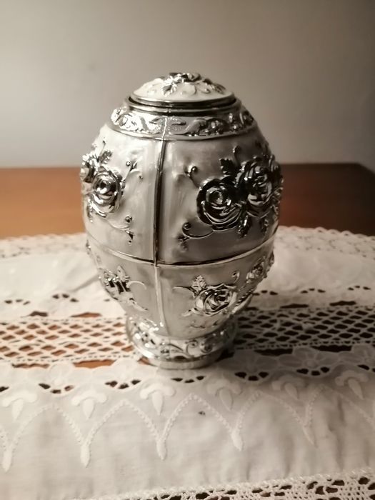 Ovo em Acrílico todo trabalhado, porta cotonetes ou só para decoração.