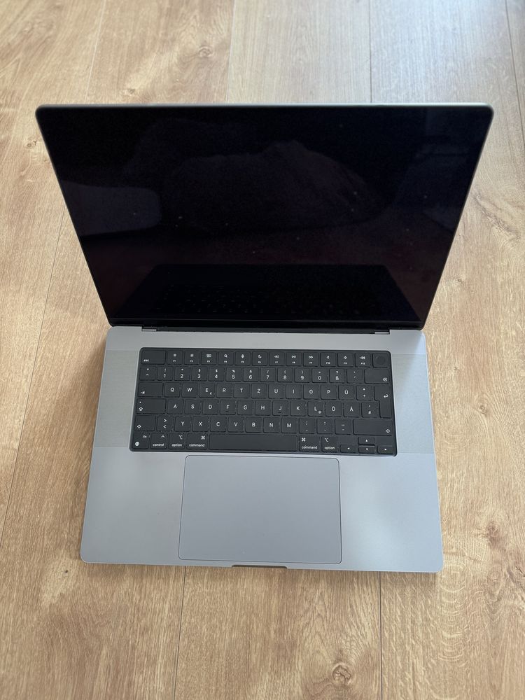 Apple macbook pro 16 M1