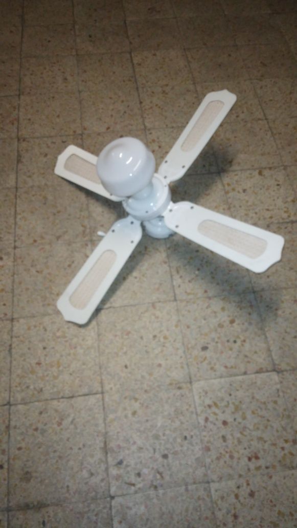 Ventoinha de tecto com luz