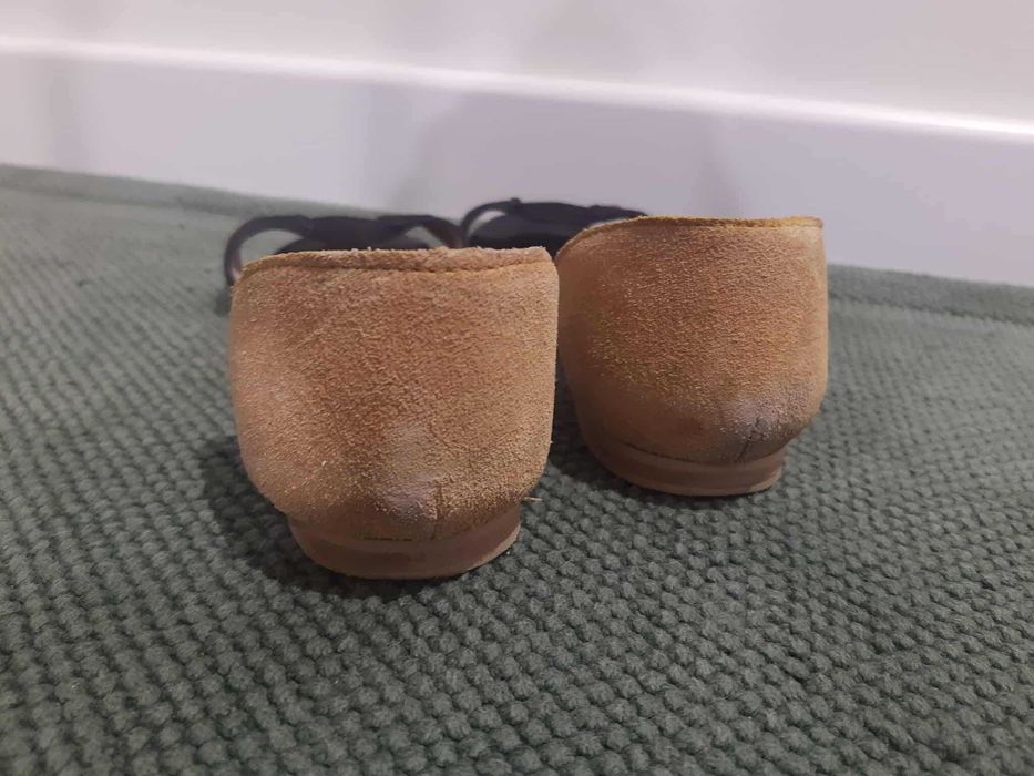 Czarno beżowe/złote klapki z zakrytą stopą