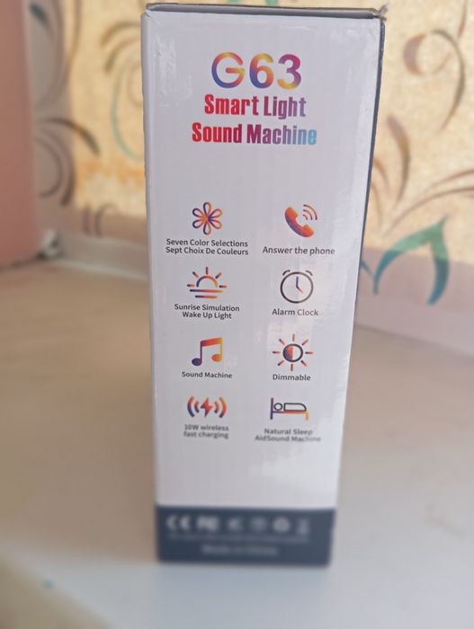 Колонка з будильником, світиться різними кольорами.