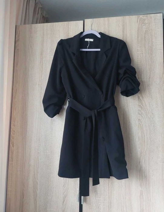 Reserved czarna sukienka o kroju marynarki