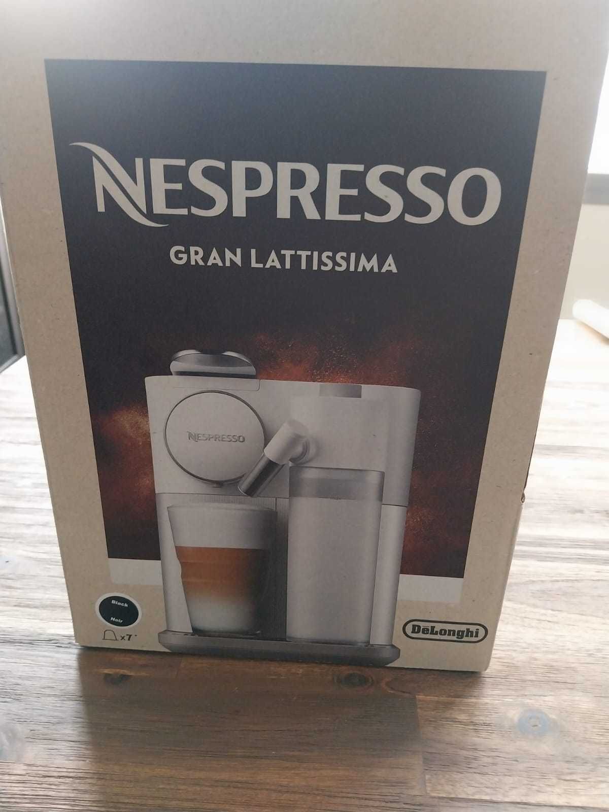 Máquina Nespresso - Gran Lattíssima Delonghi - NOVA Cor Preta