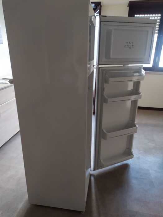 Frigorífico 2 portas 160 cm Alt x 55 cm Larg.  Em muito bom estado .
